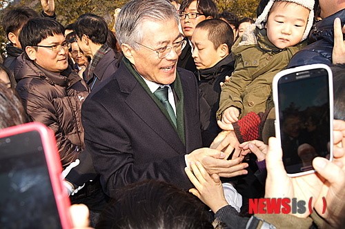 문재인, 봉하마을 참배객들과 함께