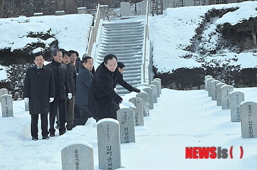 국경묘지 비석 눈 치우는 송하진 전주시장