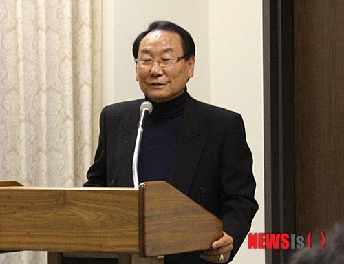 표창장 받은 후 소감 이야기하는 윤병인씨