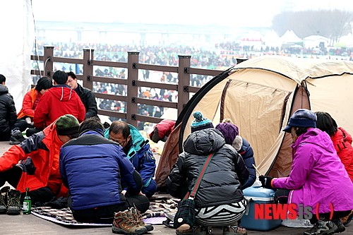 캠핑하며 즐기는 산천어축제