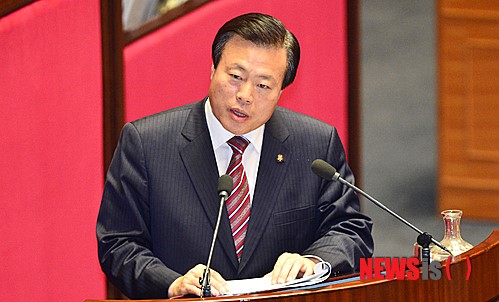 총리에게 대정부 질문하는 이한성 의원