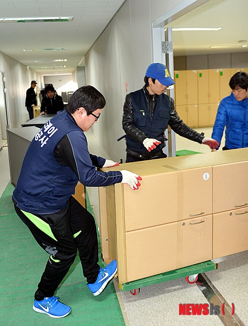 이삿짐 나르는 우정사업정보센터 직원들