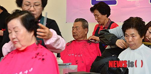 헤어커트 받는 홀몸 어르신들