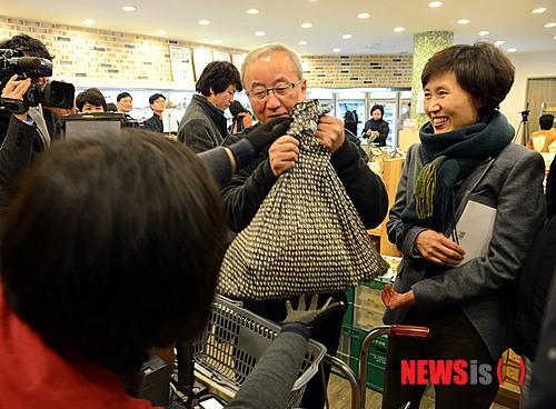 물품 구입하는 현오석 경제부총리