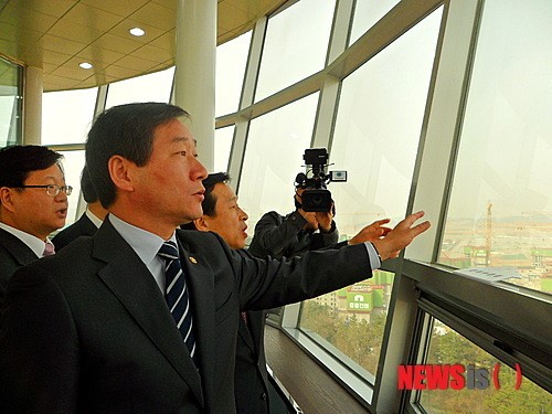 행복도시 건설현황 보고 후 업무지시하는 유 장관