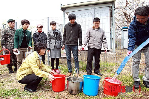비상급수 공급훈련하는 공무원