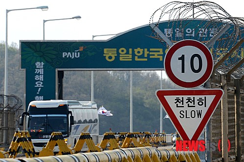 통일대교 통과하는 관광버스