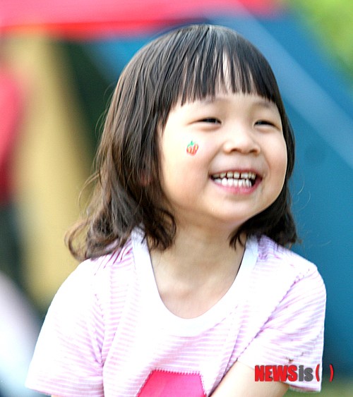 즐겁게 웃는 아이