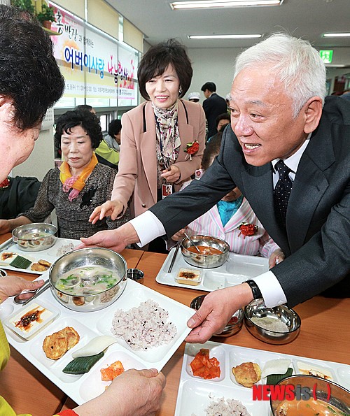 김 대표, 어르신 배식 봉사