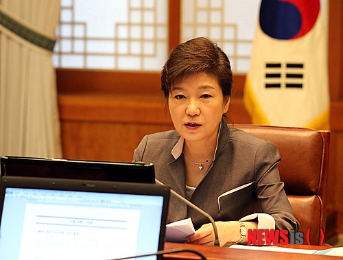 수석비서관 회의 주재하는 박 대통령