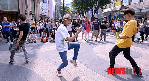 더위 쫓아내는 열정적인 댄스