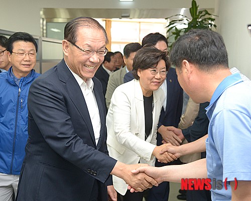 관계자들 격려하는 황우여 대표