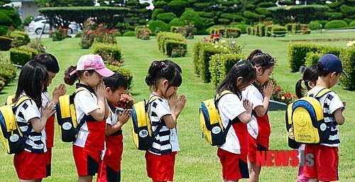 유엔공원 참배하는 동심
