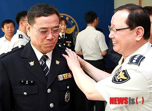 계급장 달아주는 이용완 서장