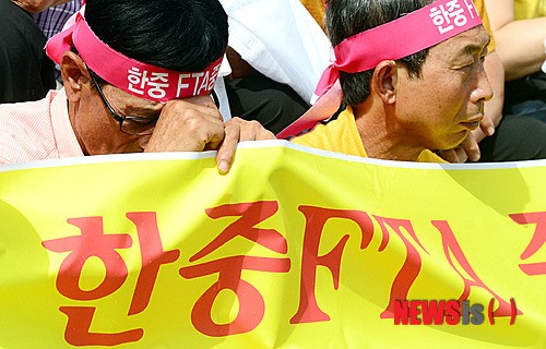 근심 가득한 농민