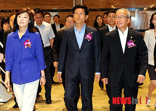 주요내빈과 입장하는 현오석 부총리