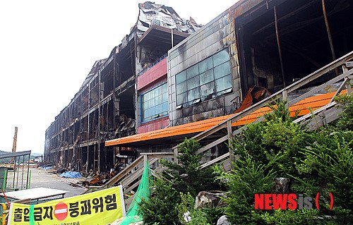 불에 탄 안성 냉장창고 철거 시작