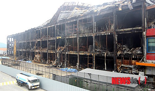 불에 탄 안성 냉장창고 철거 시작