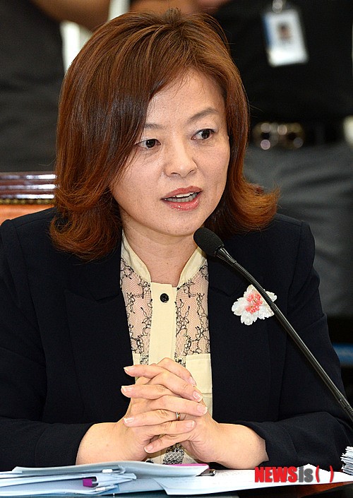 발언하는 진선미