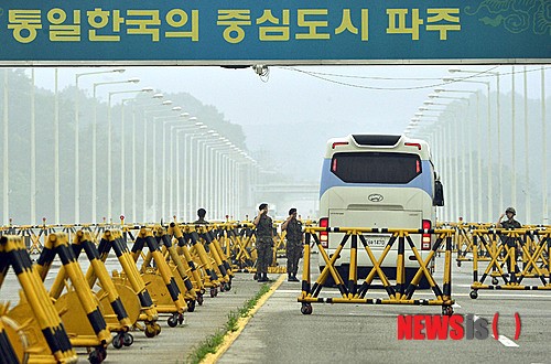 통일대교 지나는 개성공단 실무회담 대표단