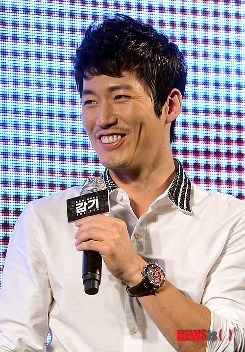 랩 요구에 쑥스럽게 웃는 장혁