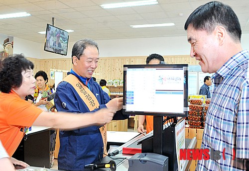 임정엽 완주군수, 모악산 로컬푸드 매장 점원