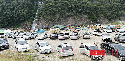 청룡폭포 피서객 북적