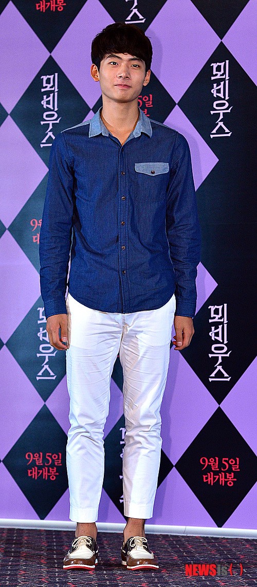 어색한 포즈의 서영주