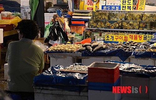 손님 기다리는 상인들