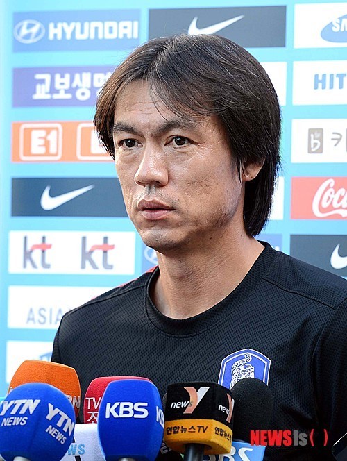 인터뷰 하는 홍명보 감독