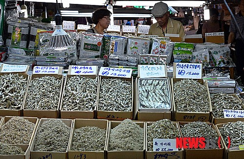 건어물 살펴보는 시민들