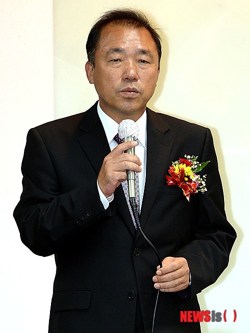 인사말하는 코스팜바이오 박선조 대표