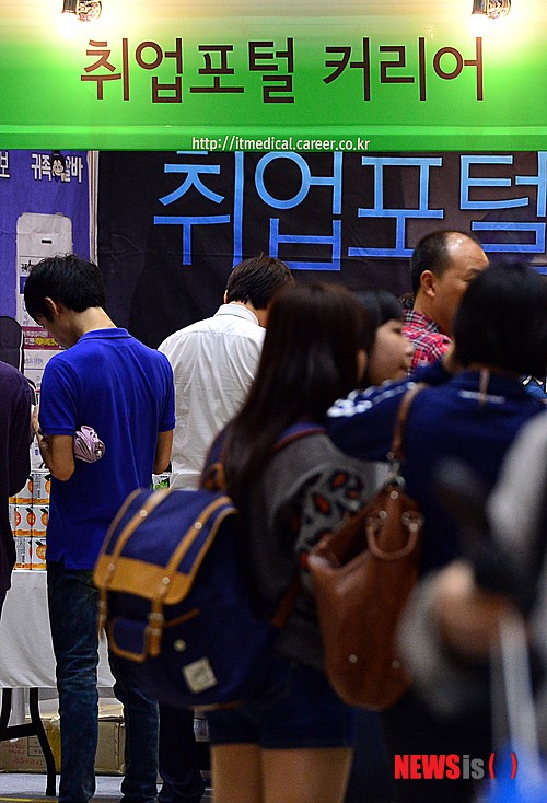 다양한 회사 살펴보는 구직자들