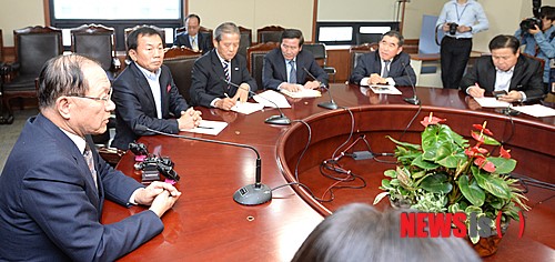개성공단 기업 관계자 만난 황우여