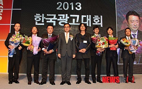 유공광고인들과 기념촬영하는 김종 제2차관