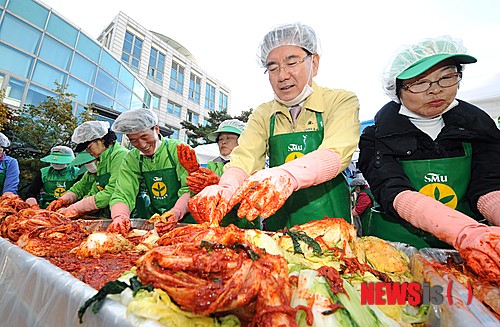 김치 담그는 유덕열 구청장