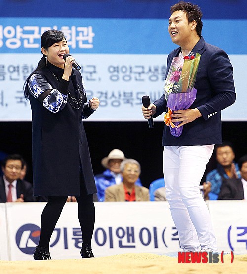 천하장사 출신 가수 백승일, '부인 홍주와 함께 축하공연'