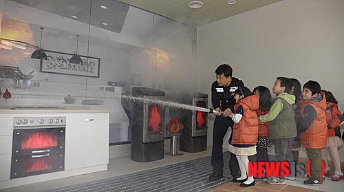 화재 불끄는 체험하는 아이들