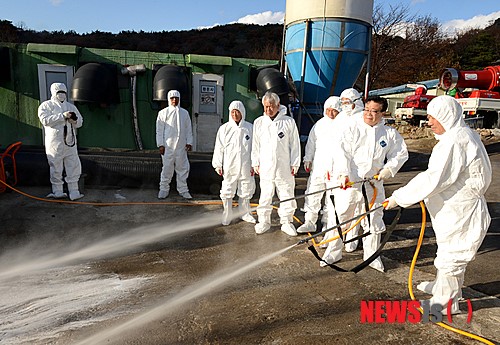 이동필 장관, 양산서 축산농가 방역 시연
