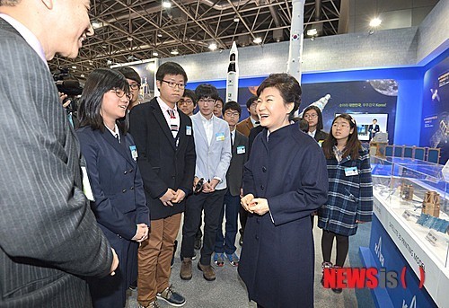 한국항공우주연구원 참관하는 박 대통령