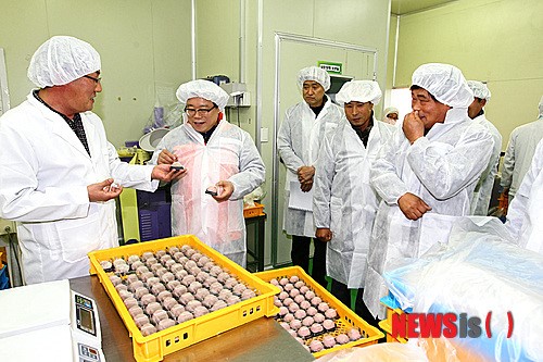 친환경 쌀떡 공장 둘러보는 이동필 장관