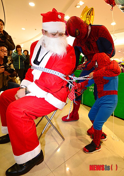 산타크로스 구출하는 스파이더보이
