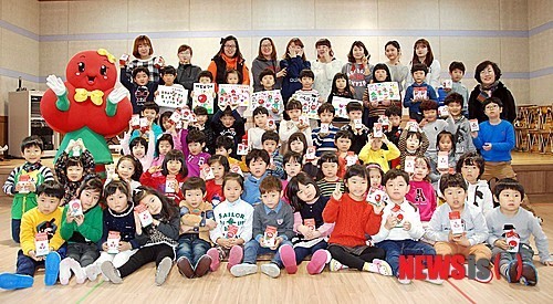 여수 유치원생들 사랑의 저금통 기부