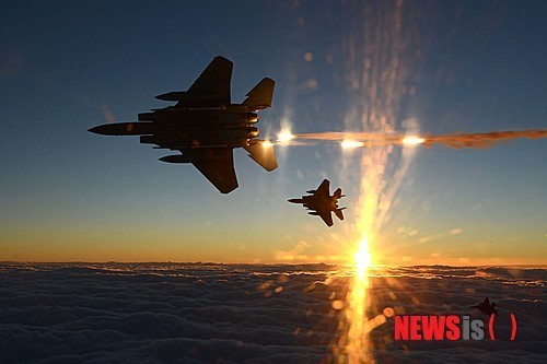 플레어 발사하는 F-15K