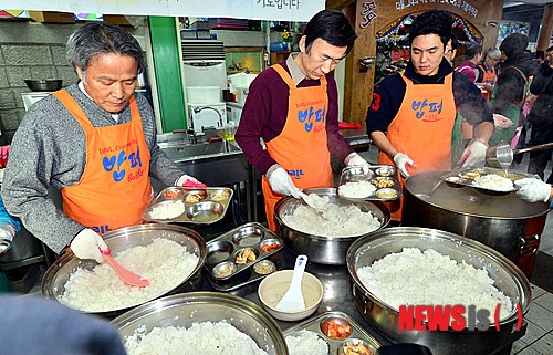 윤병세 장관, 배식 봉사활동 실시