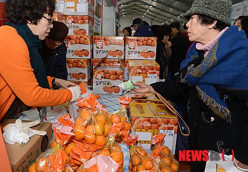 과일 사는 시민들