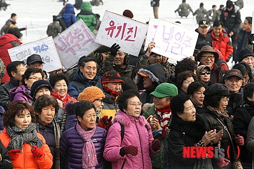 노래로 즐거워하는 관광객들