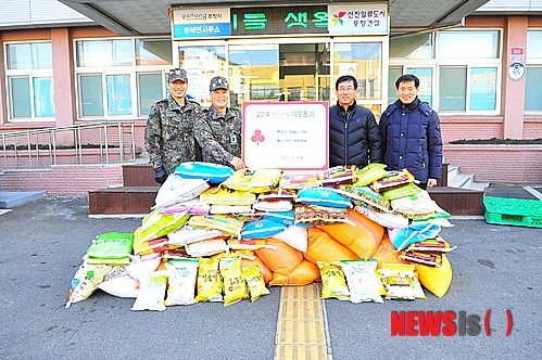 해군6전단 동해면 방문 쌀 1천㎏전달