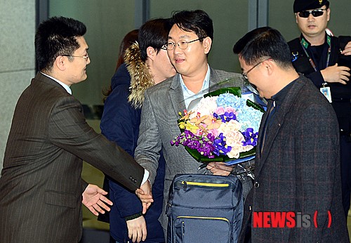 악수 나누는 한석우 무역관장