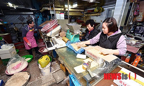 설날 떡 준비에 분주한 방앗간